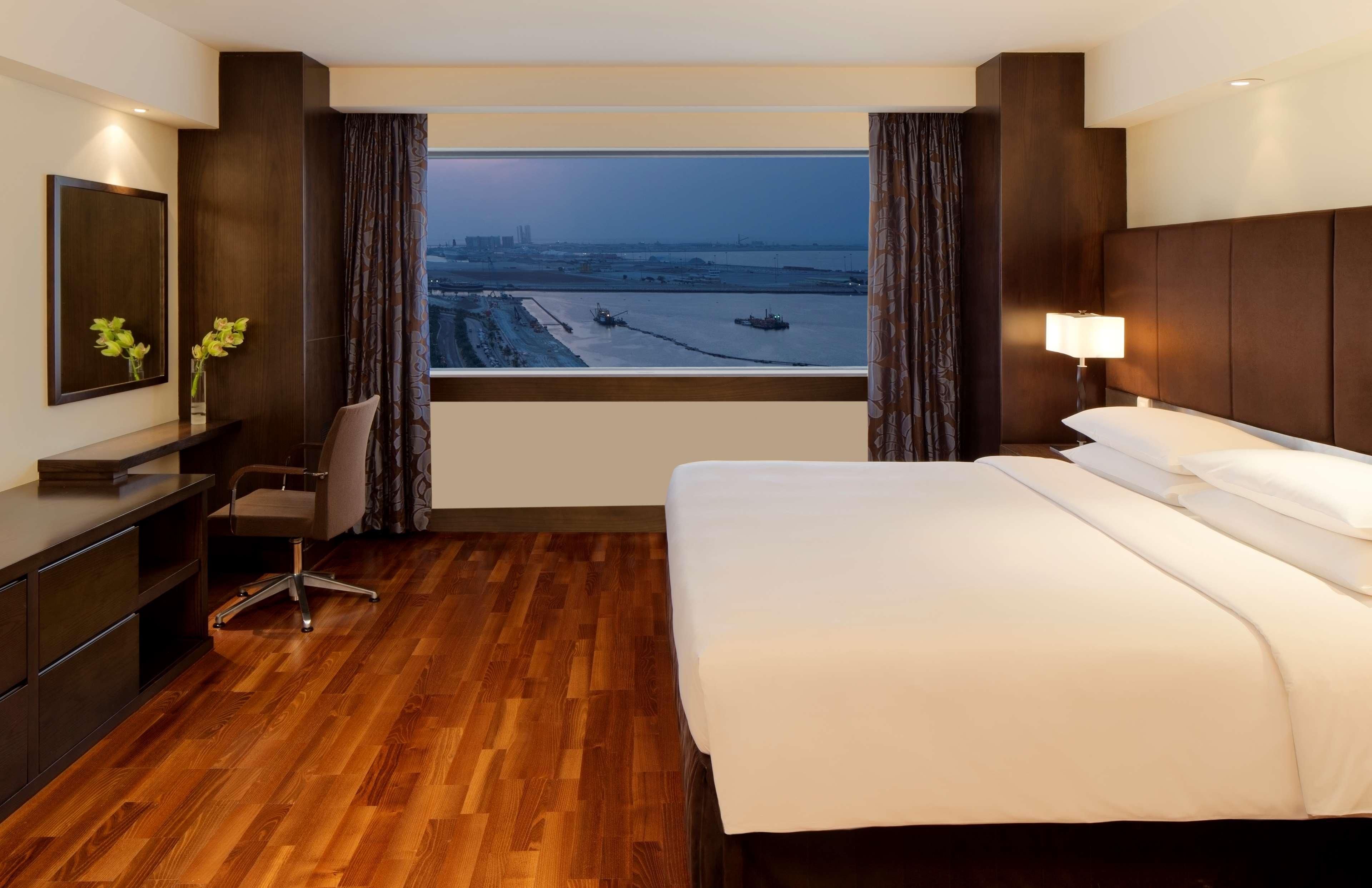 Hyatt Regency Dubai - Corniche Hotel Екстериор снимка A room at the hotel