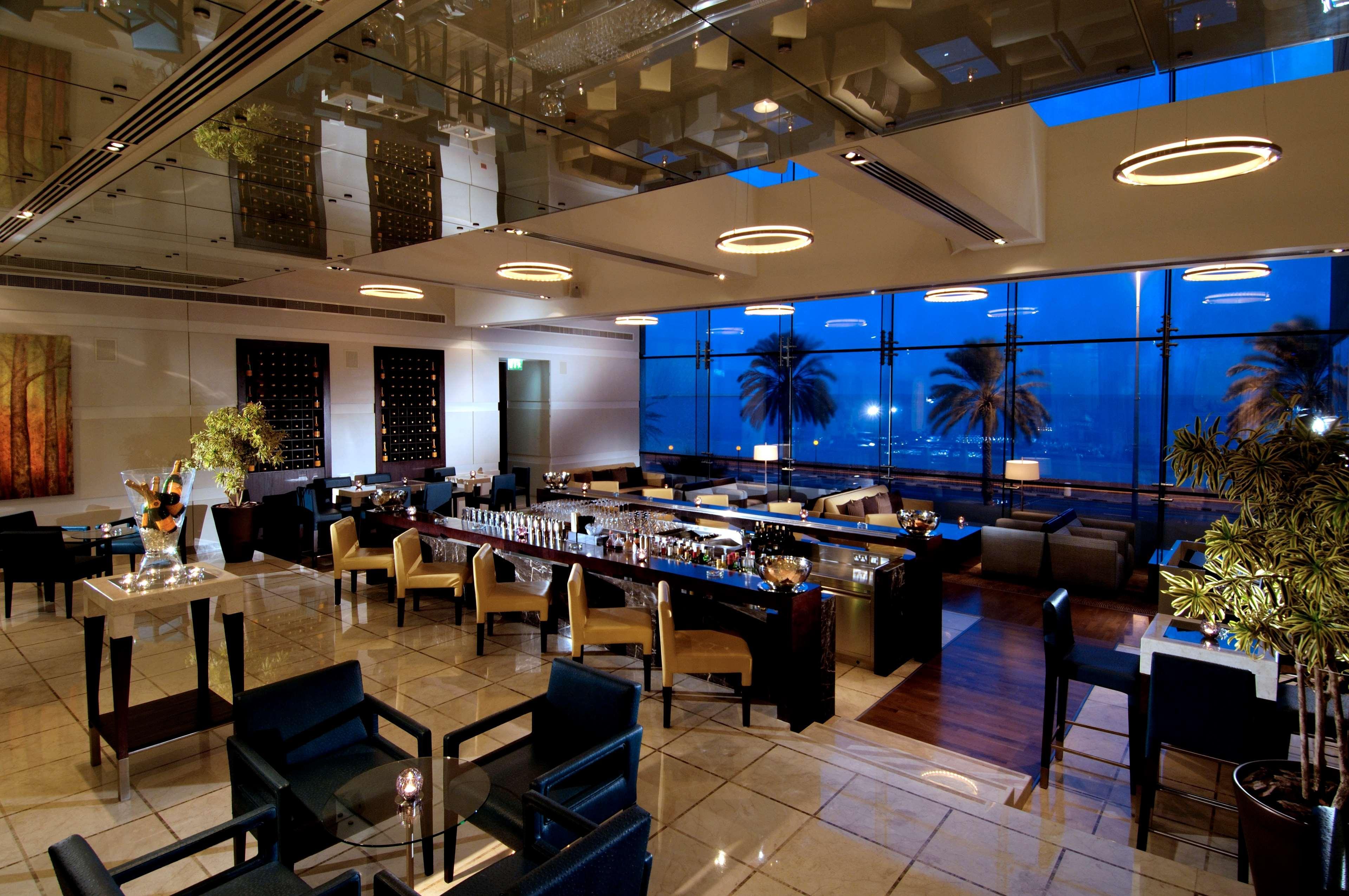 Hyatt Regency Dubai - Corniche Hotel Екстериор снимка The lounge at the airport