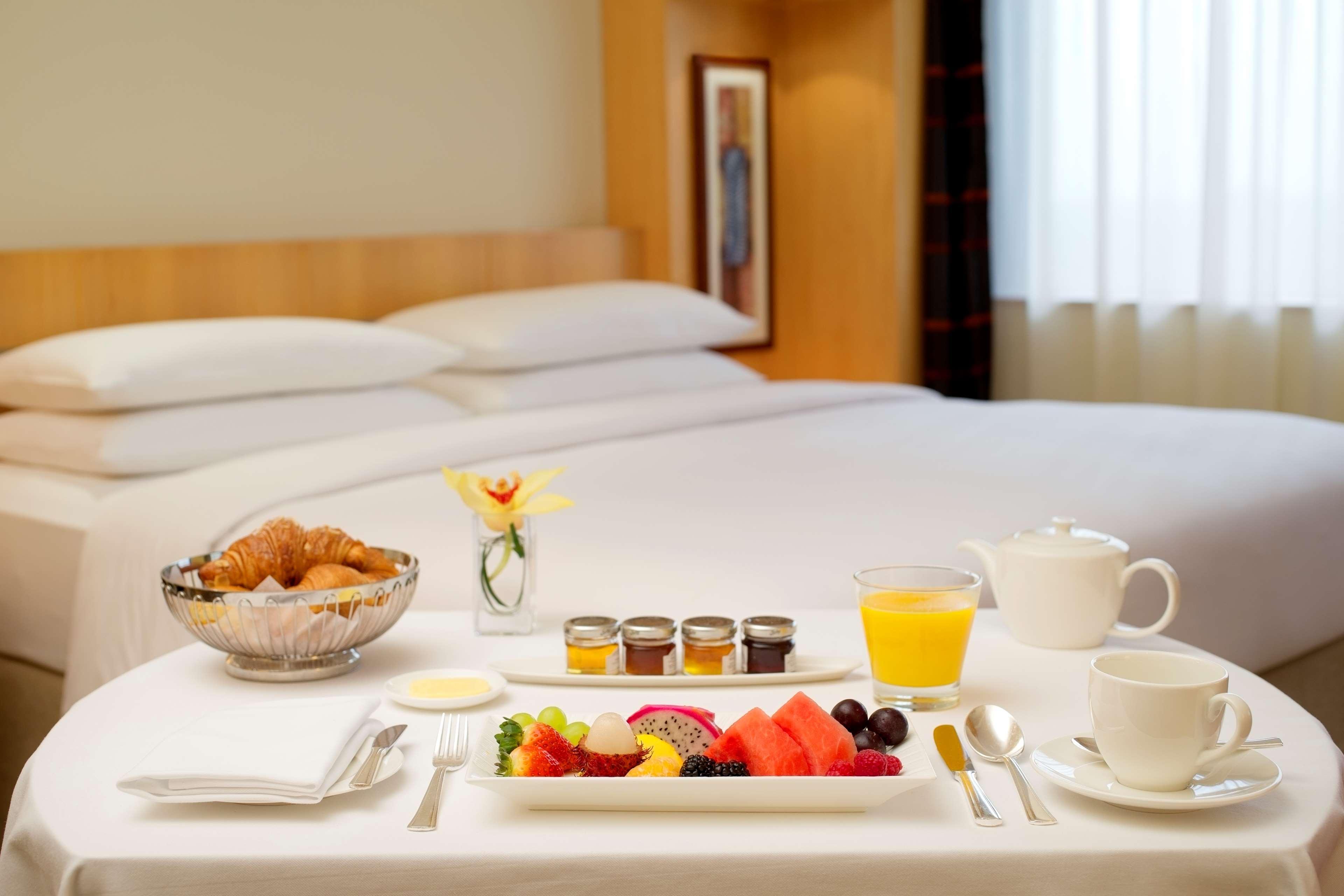 Hyatt Regency Dubai - Corniche Hotel Екстериор снимка Room service
